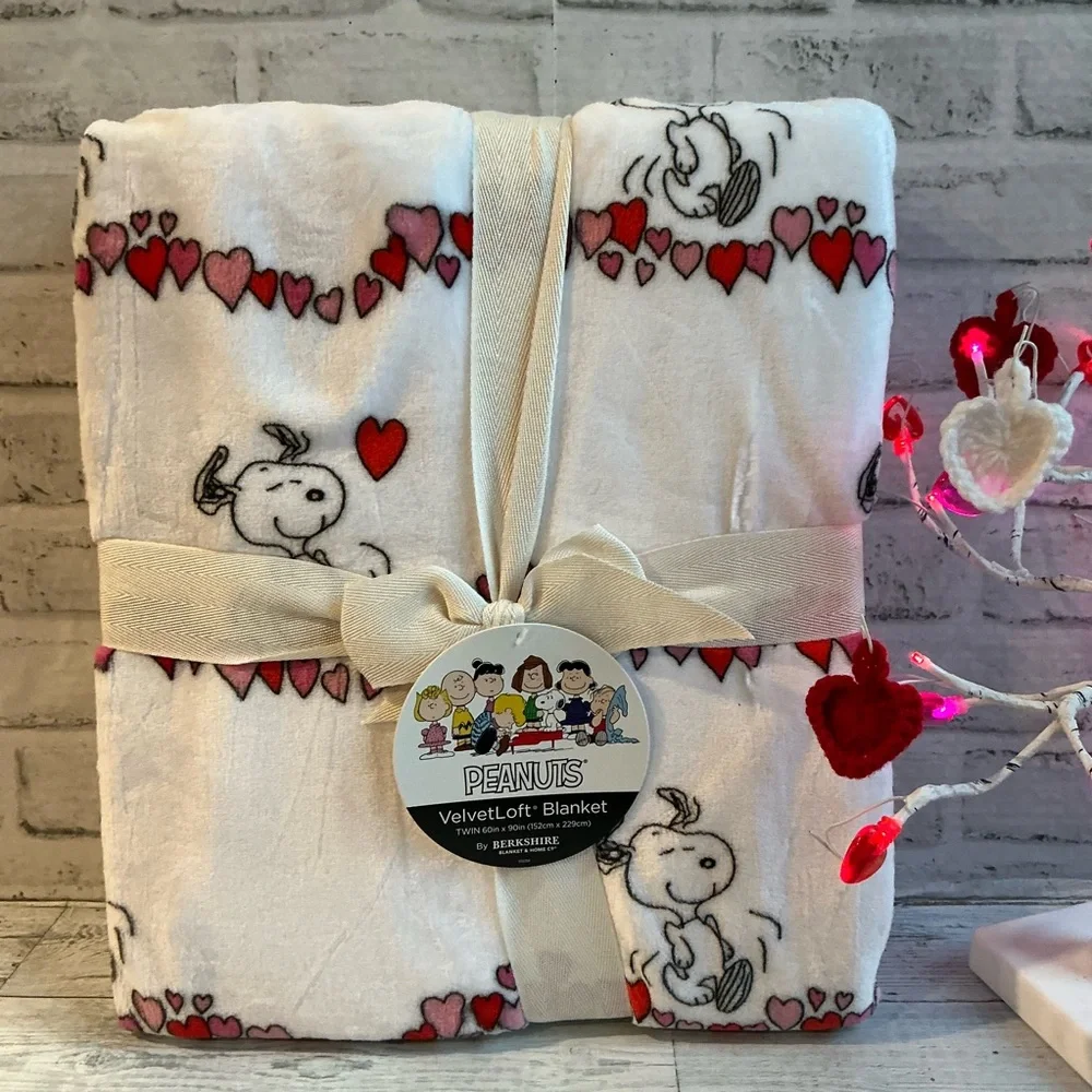 PEANUTS Twin Size 60” x 90” Hearts & Stripes Snoopy Blanket